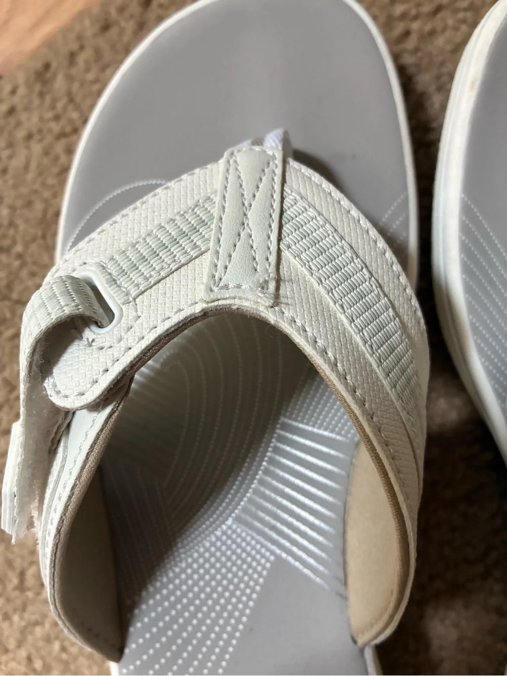 Clarks Cloudsteppers Women's Grey/White Flip Flop Sandals size 7. New - Picture 2 of 5